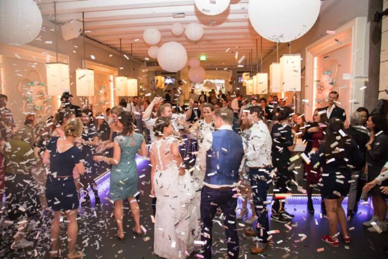 confetti moment tijdens trouwfeest in trouwfeest locatie in Brabant