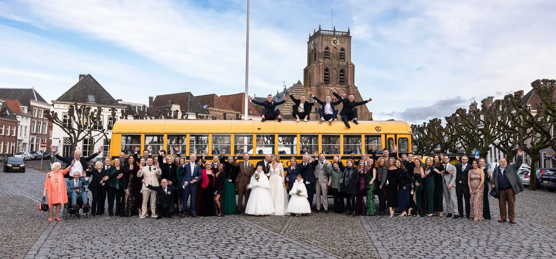 Gele Amerikaanse schoolbus als groepstrouwvervoer in Brabant