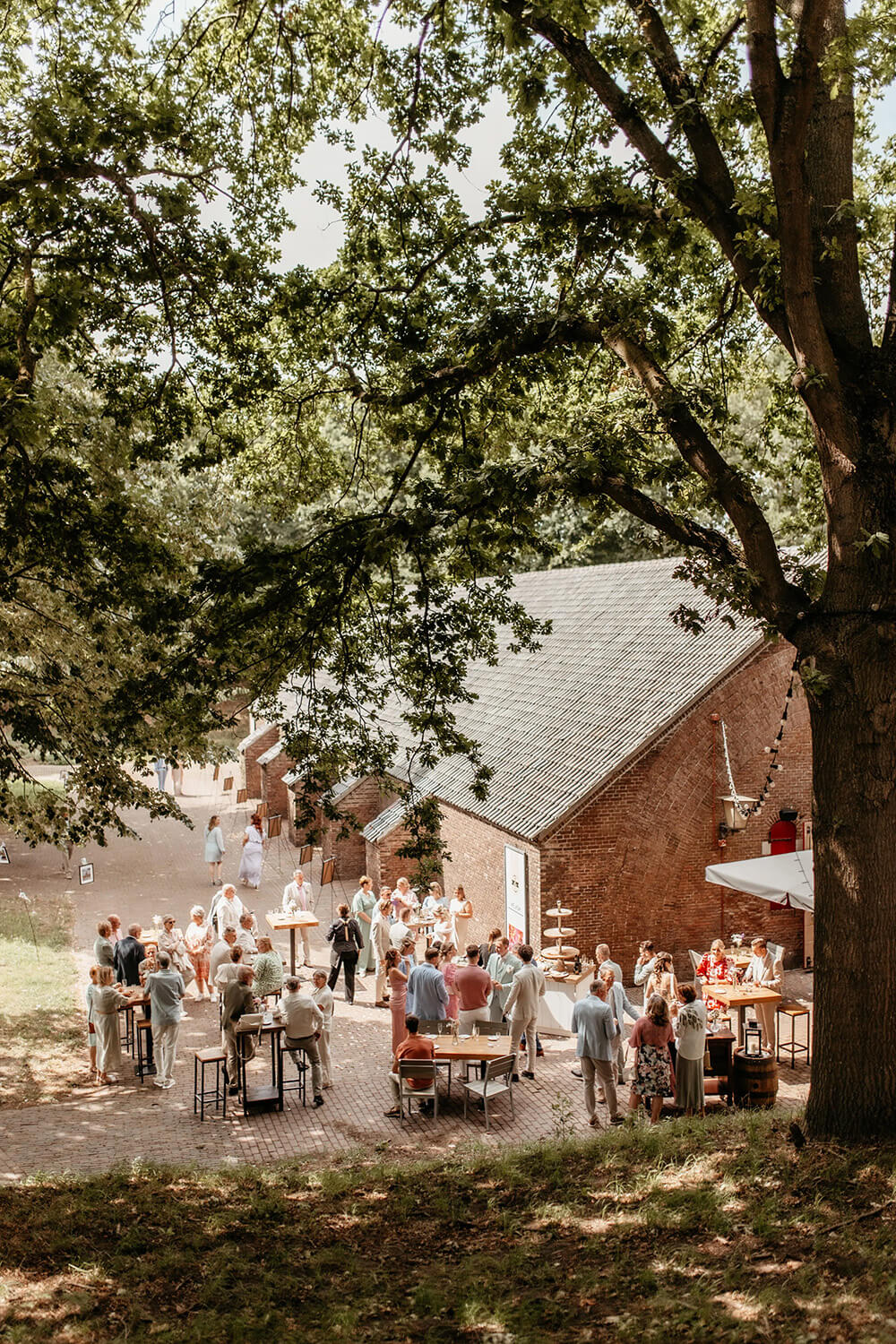 Buitendiner tijdens een zomerbruiloft op de binnenplaats van Het Cachot
