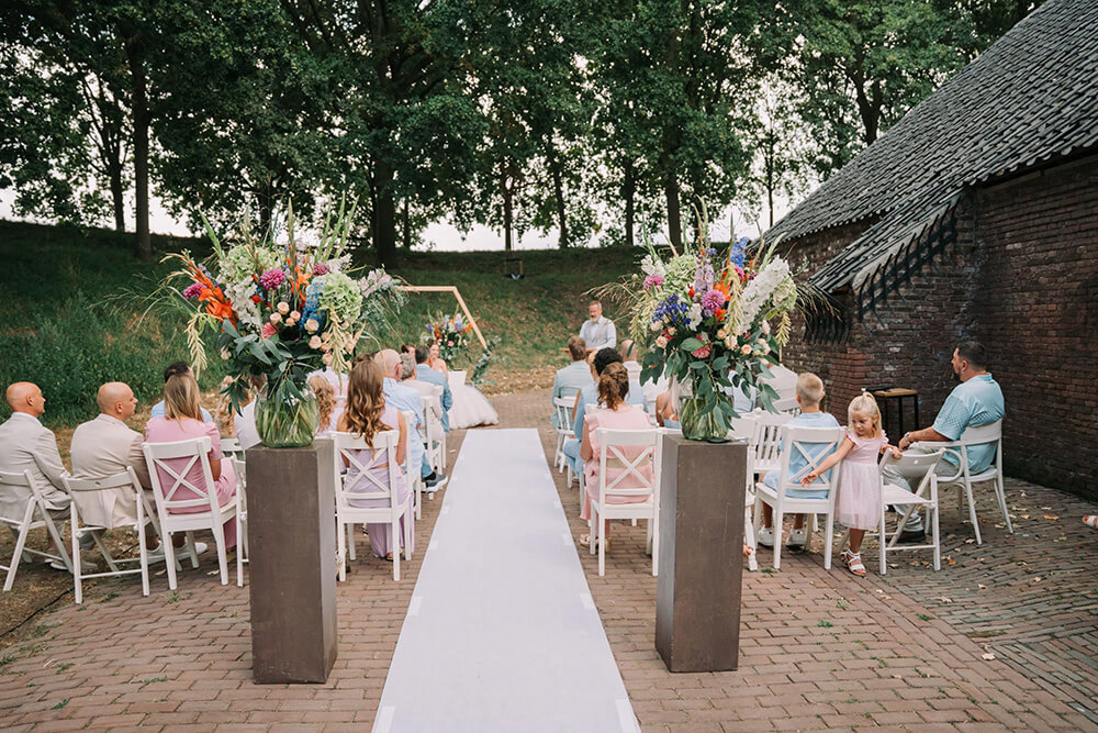 Zomerbruiloft ceremonie in de avondzon bij Fort Sint Gertrudis Brabant