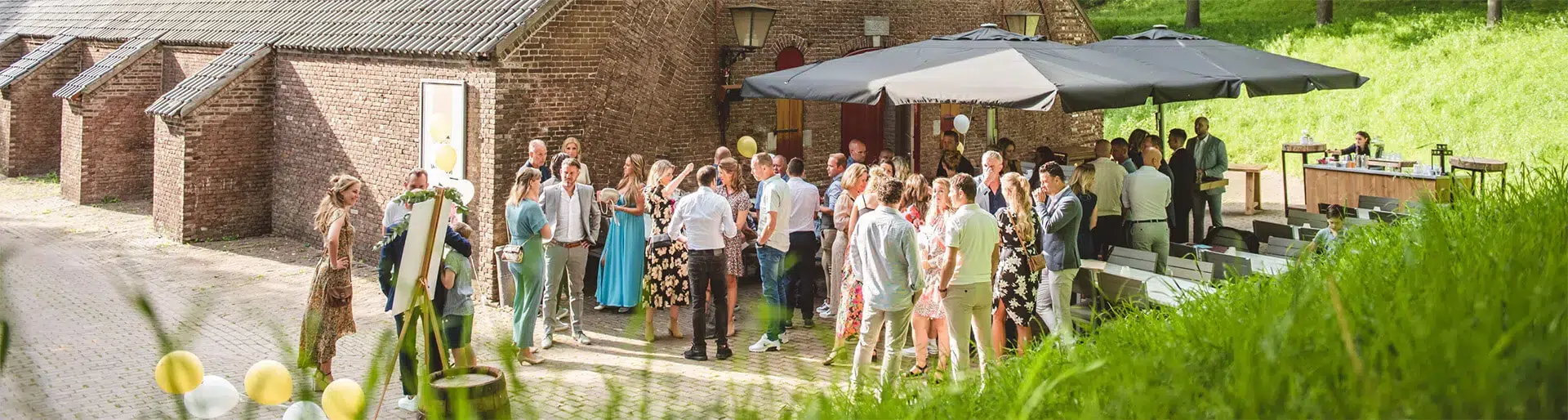 Lente bruiloft op de historische binnenplaats van Het Cachot in Brabant